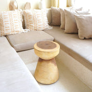 Massieve ronde houten bijzettafel Ø30 cm MANADO kleine tafel gemaakt van regenboomhout met natuurlijke tweekleurige nerven